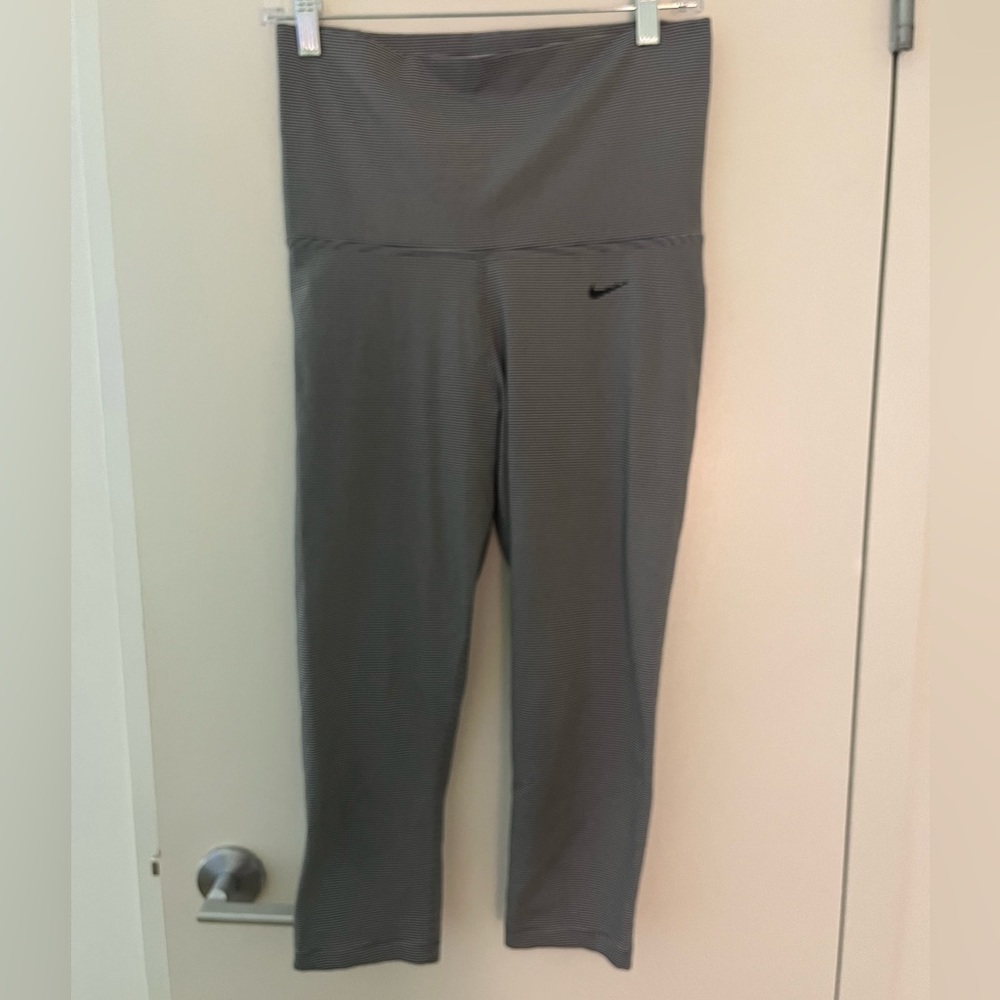 NAVY BLUE AND WHITE STRIPPED CROPPED NIKE LEGGINGS